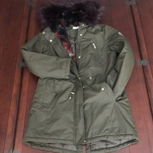 Army green parka w (faux) fur hood